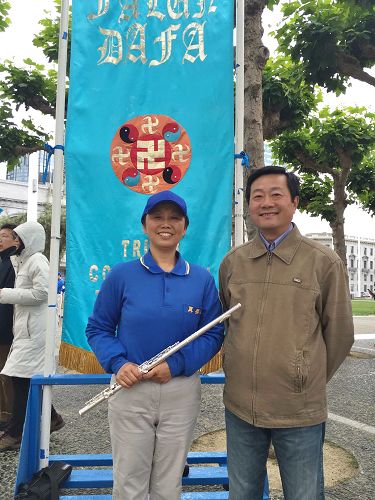 圖2：二零一六年五月十三日，James 邱和太太一起前來舊金山市政廣場參加「五一三」慶祝活動，謝師恩。