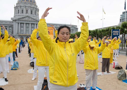 法輪功學員首先在舊金山市政廳廣場集體煉功