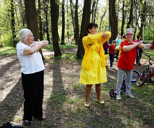 圖7：莫斯科庫斯明克公園裏，遊客學煉法輪功