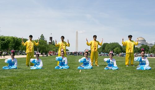 圖1-5：慶祝法輪大法弘傳世界二十四週年，二零一六年五月八日，美國首都華盛頓及周邊地區的法輪功學員聚集在美國國家廣場，集體煉功，展示大法美好。