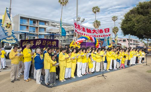 圖7：法輪功學員合唱《師恩頌》，謝師恩。