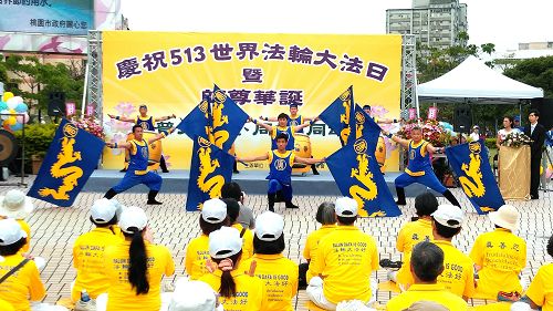 圖5：旗鼓隊演奏「雷霆天威」。