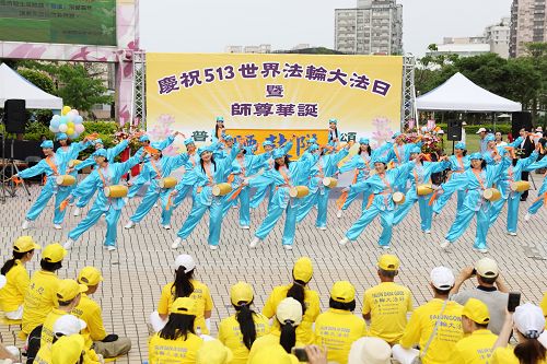 圖13：苗裏學員組成的腰鼓隊，以喜悅的心情、整齊的隊伍，表演「歡慶大法日」、「迎新春」等曲子。