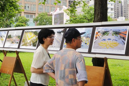 圖16-18：民眾觀賞正法之路圖片展。