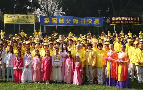 圖2：聯邦議員克雷格•凱利和法輪功學員合影祝賀法輪大法日