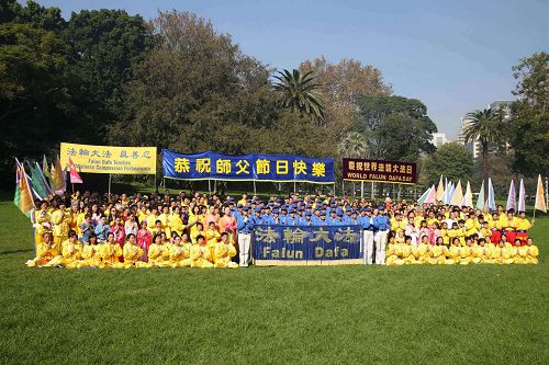 圖3：部份悉尼法輪功學員向法輪功創辦人李洪志先生拜壽：「恭祝師父生日快樂！」