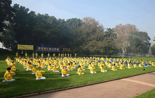 圖5-7：法輪功學員在悉尼海德公園集體煉功，展示大法祥和與美好