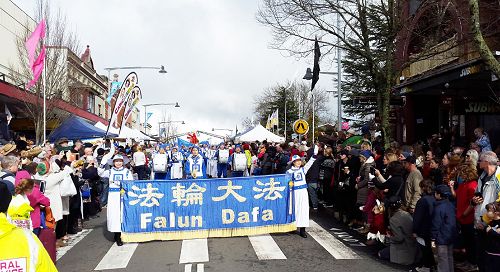 法輪大法天國樂團在藍山卡通巴地區的冬季奇觀藝術節遊行中行進