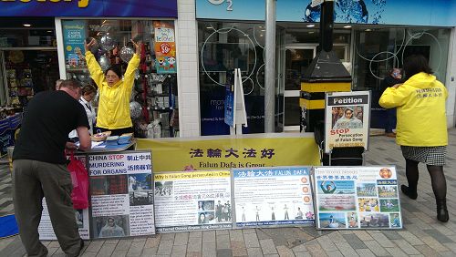 圖1：二零一六年六月二十一日下午，北愛爾蘭法輪功學員在利斯本（Lisburn）舉辦徵簽活動，傳播法輪功的真相，並徵集簽名制止迫害。