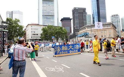 圖1-4：法輪功的遊行隊伍由歐洲天國樂團走在最前面，後面是展示法輪功功法的花車，還有仙女隊，及揭露中共迫害和活摘法輪功學員器官等不同的方陣。