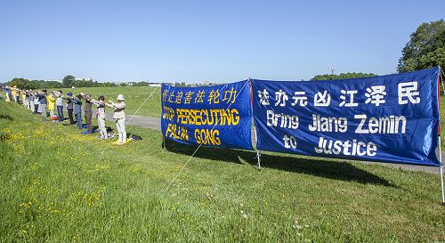 圖1：瑞典部份法輪功學員在中使館對面傳播真相，抗議中共對法輪功學員長達十七年的殘酷迫害，呼籲早日法辦迫害元凶江澤民 。