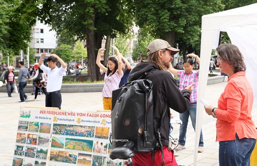 圖1-2：民眾駐足了解法輪功真相