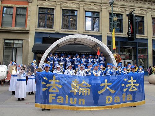 天國樂團參加了卡城西北區郝克伍德區的社區遊行和早餐會表演，同樣受到了熱烈的歡迎