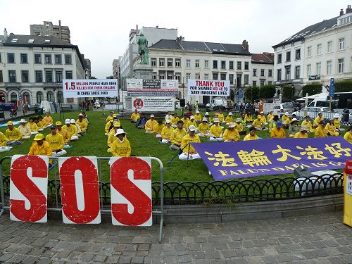 圖1-2：法輪功學員在布魯塞爾的歐洲議會大廈前呼籲反中共活摘器官