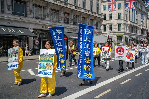 法輪功學員在倫敦市中心的遊行隊伍