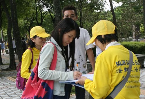 圖12：民眾簽名支持起訴江澤民