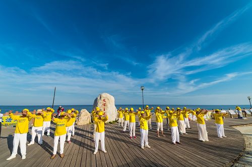 台東法輪功學員在台東市海濱公園集體煉功。