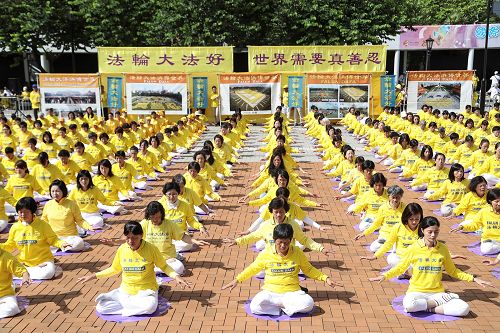 圖1：二零一六年七月十七日上午，法輪功學員在中環愛丁堡廣場集體煉功。