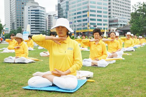 圖1～3：二零一六年七月十七日，『720反迫害17週年』集會前，韓國法輪功學員集體煉功。