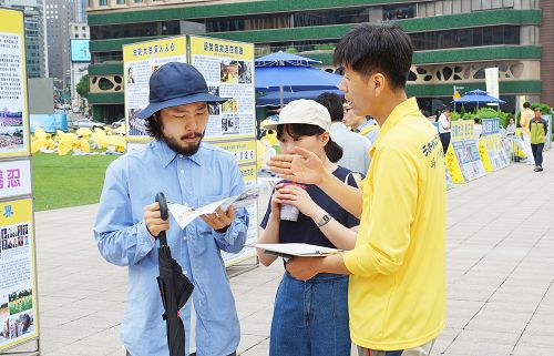 圖15～16：通過當天的反迫害活動，很多市民了解了法輪功真相。