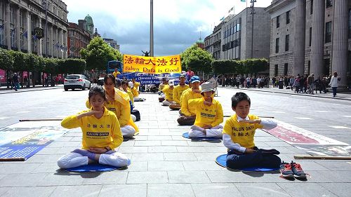 圖1：二零一六年七月十六日，愛爾蘭法輪功學員在都柏林市中心集體煉功，傳播法輪功的真相。