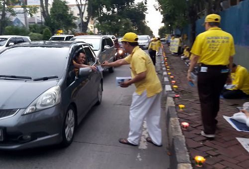 學員向路人分發大法真相資料