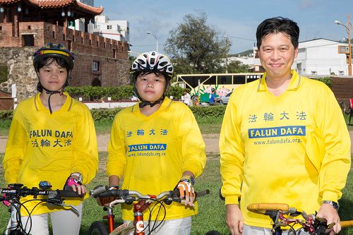 圖3：高雄咖啡達人張恆偉領著兩個女兒，參加騎單車傳真相活動。