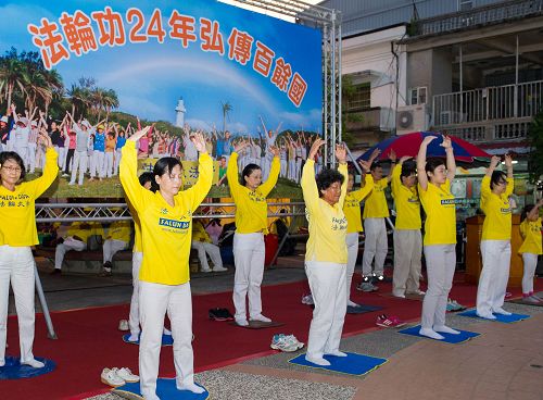 圖4：在恆春熱鬧商圈、西門水舞廣場，有法輪功介紹和五套功法演示。