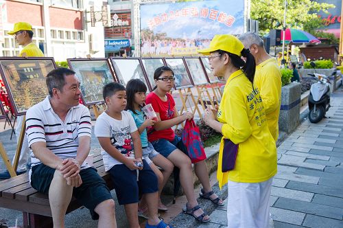 圖5：法輪功24年洪傳百餘國圖片展吸引恆春當地民眾及遊客關注。