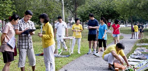 柔佛州新山法輪功學員在向民眾講真相