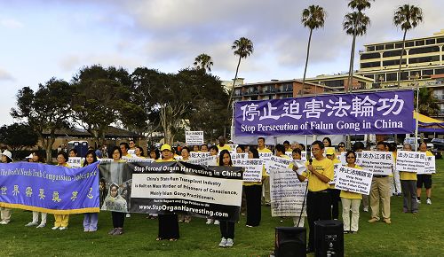 法輪功學員向民眾講述中共殘酷迫害法輪功學員的真相，揭露中共大規模活摘法輪功學員的罪惡。