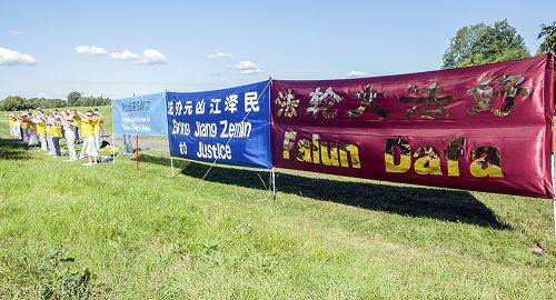 法輪功學員在中國駐瑞典使館前舉行集會，呼籲法辦中共首惡江澤民