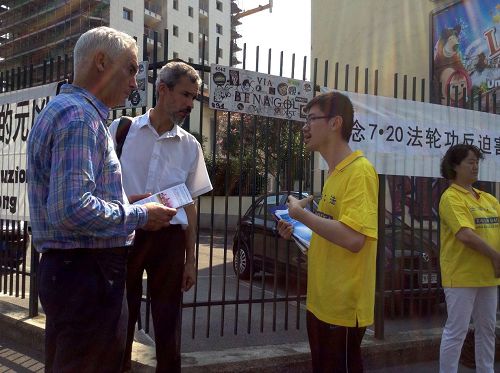 圖2-4：意大利學員向過往中西方民眾講述法輪功及其迫害真相。