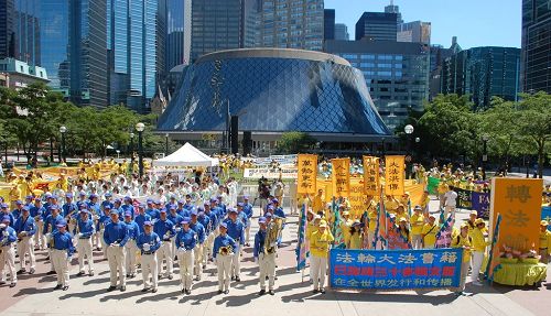 圖4-5： 加拿大各地的部份法輪功學員在多倫多市中心都市會堂（Metro Hall）外舉行集會