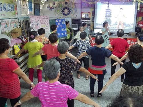 圖：台灣宜蘭縣生命線協會「美好人生系列活動」中，社區民眾與志工認真學煉法輪功