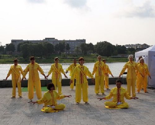 圖4-5：韋利卡亞（Velikaya）河畔，法輪功學員演示功法