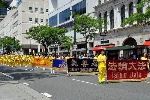 圖1-3：法輪功學員組成的腰鼓隊連續第十六年受邀參加費城獨立日遊行。