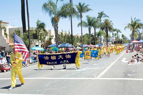 圖1-3：聖地亞哥法輪功學員參加科羅納多島遊行，亮麗的色彩、精美的花車分外亮眼。