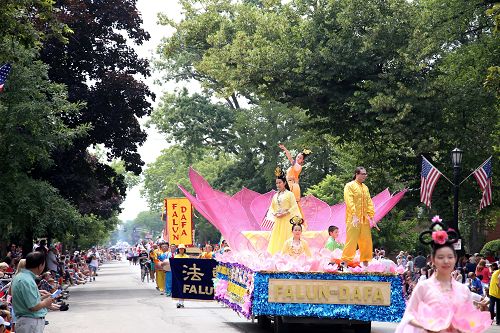 圖2-4：在埃文斯頓市美國獨立日遊行中的法輪功隊伍。