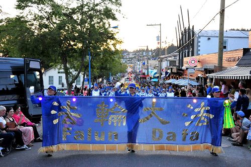 圖1-3：二零一六年七月三十一日，溫哥華法輪功學員參加了素裏市白石鎮的海洋節遊行，看遊行的中西觀眾紛紛讚歎法輪功陣容龐大。