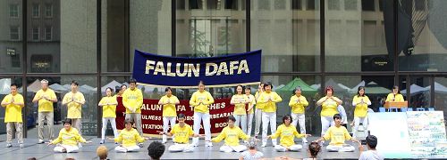 '法輪功學員在繁華的戴利廣場（Daley Plaza）演示法輪功功法'