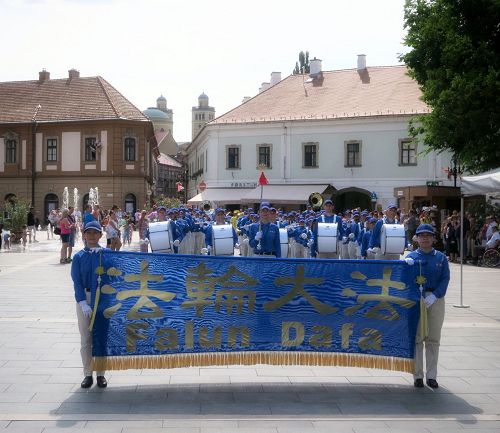 圖1-2：天國樂團在Eger市市政廳前演出