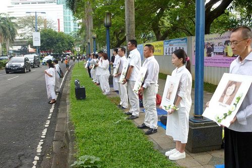 '圖：雅加達法輪功學員在中使館前舉辦和平集會，聲援王治文。'