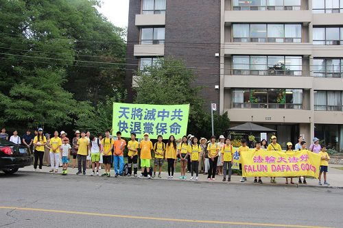 '圖1：明慧學校的學生們參加中領館前「抗議中共阻撓王治文父女團聚」活動'