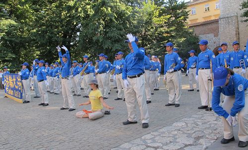 圖6：歐洲天國樂團及波蘭學員向遊客展示法輪功五套功法