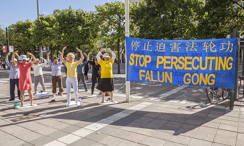 圖1，法輪功學員在斯德哥爾摩北城廣場舉行講真相、徵簽反迫害活動