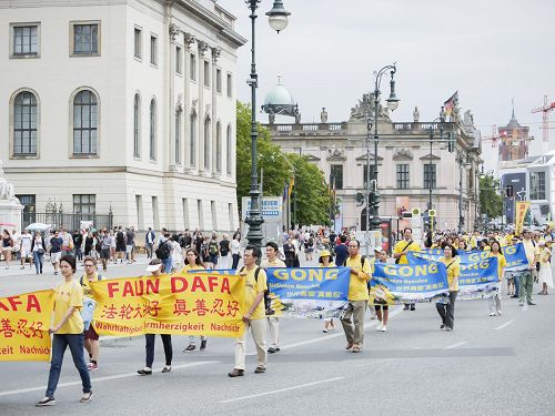 '圖2-3：遊行隊伍穿過鬧市區。'