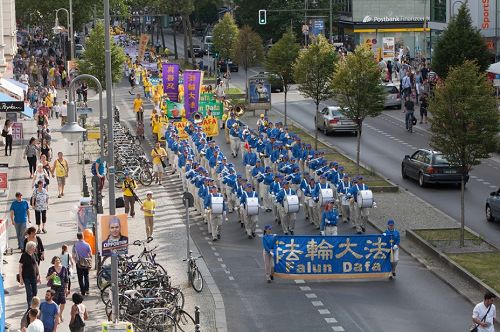 '德國法輪功學員在首都柏林大遊行'