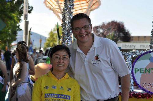 '圖4：彭蒂克頓（Penticton）市長Andrew Jakubeit 表示，「我們歡迎法輪功學員參加彭蒂克頓市的遊行。」'