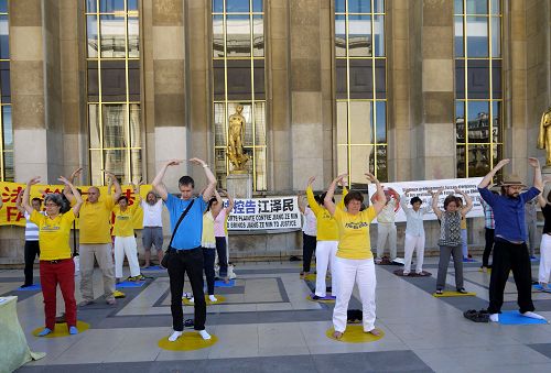 圖1-5：二零一六年八月七日星期日下午，法國法輪功學員在巴黎人權廣場傳播法輪功的真相，許多遊客駐足了解。